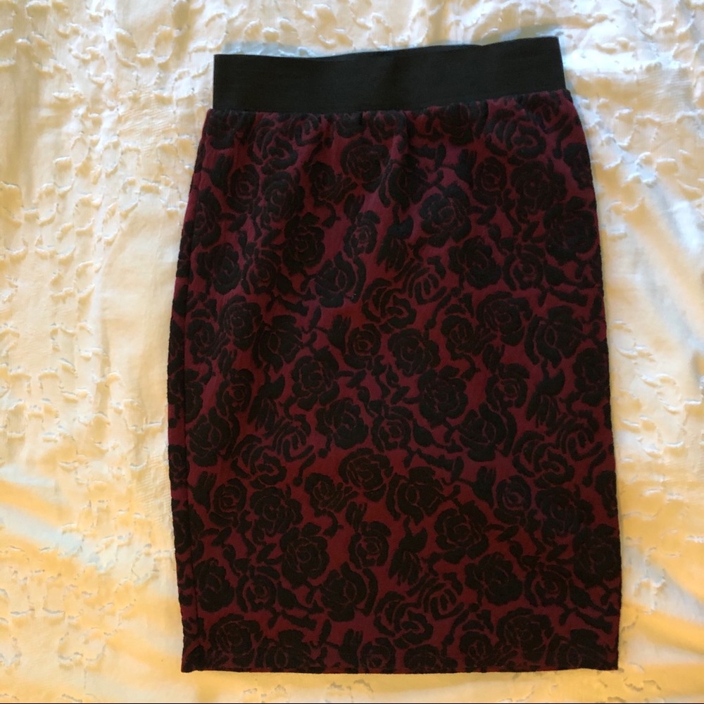 Sz Small Maurice’s Burgundy and Black Floral Skirt